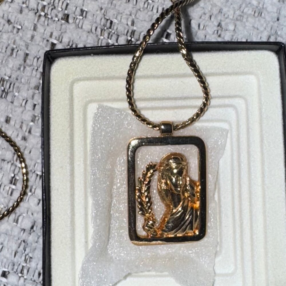 AVON VIRGO ZODIAC PENDANT NECKLACE